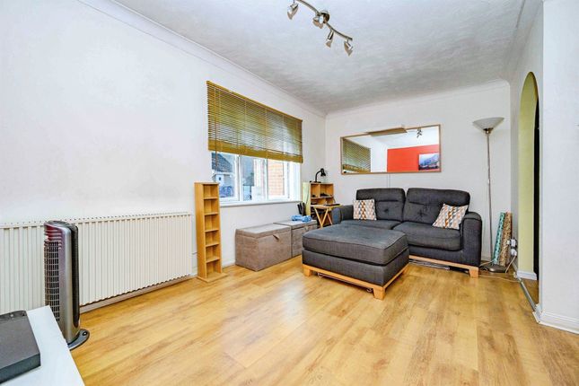 1, Crest Park, Hemel Hempstead photo 2