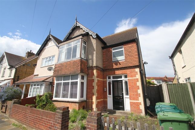 Thumbnail Maisonette to rent in Chaucer Road, Ashford