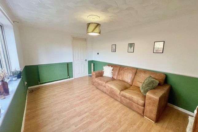14, Holdfield, Peterborough photo 4