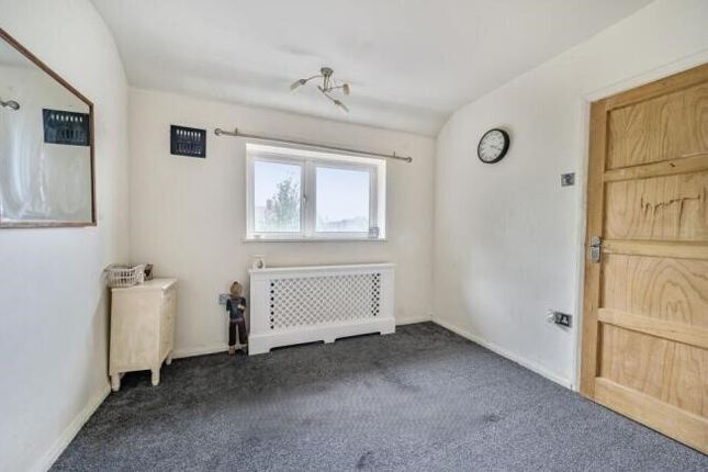 9, Dudley Gardens, Romford photo 4