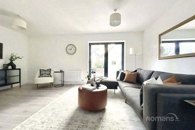 3, Sorrel Close, Hampshire photo 3