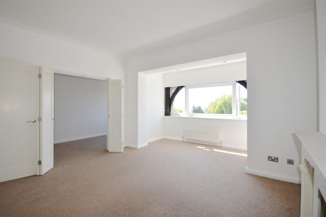 Flat 3, Hampton Court, Leigh On Sea photo 2