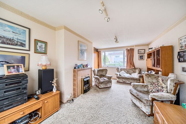 4, Redlands Close, Swindon photo 3