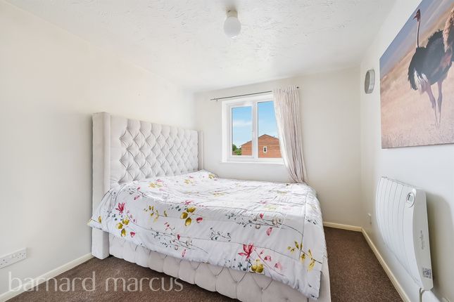 395, Redford Close, FELTHAM photo 2