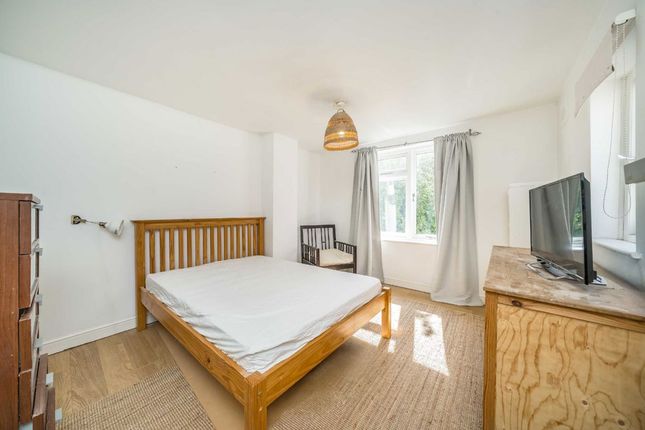 Flat 2, 66, Knollys Road, London photo 4