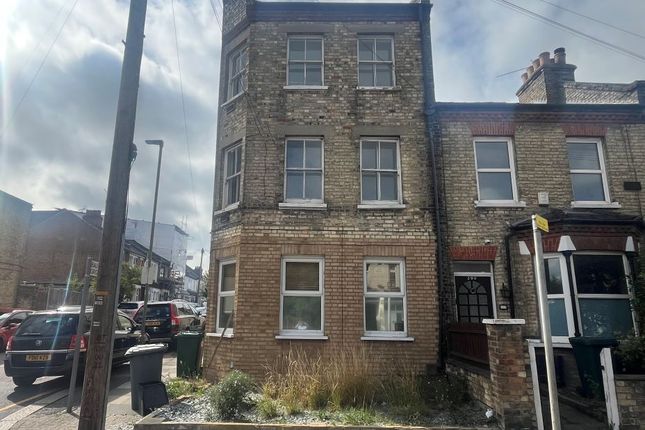3-bed flat on 392a, Oakleigh Road North, London, £275,000