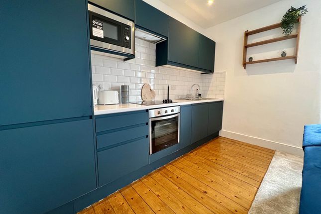 Flat B, Willingdon Road, London photo 4
