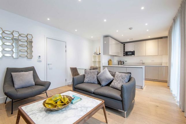Flat 1, 1, Rochester Place, London photo 3