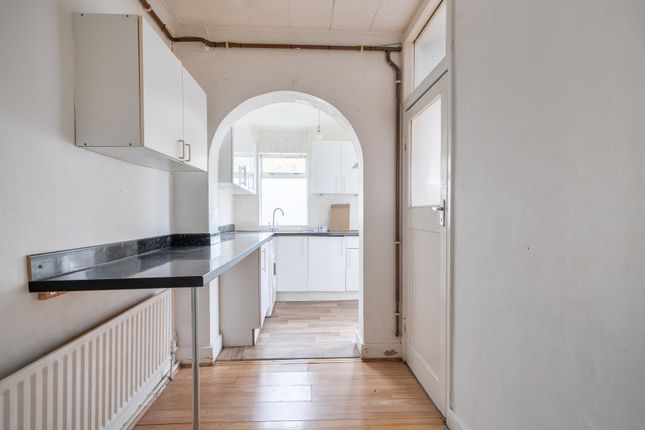 10, Whitford Gardens, Mitcham photo 4