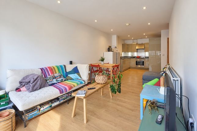 Pilch House - 2 Bedroom, 27 Violet Road, London photo 2