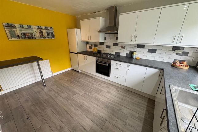 3, High Wicken Close, Bradford photo 3