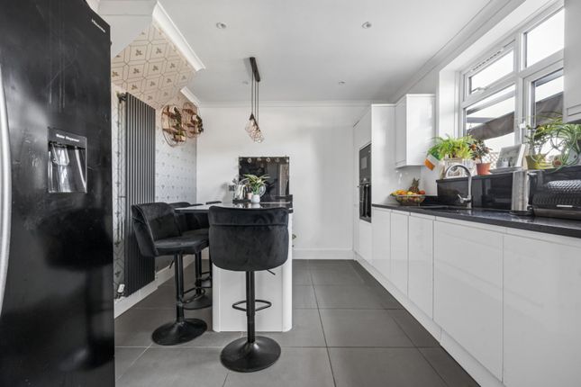 4 Ashburnham Drive, Watford photo 3