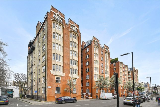 Flat for sale in Windsor Court, Moscow Road, London