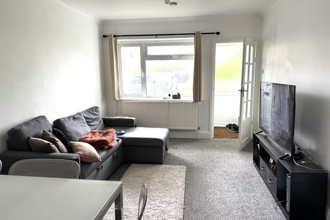 8, Beech Grove, Addlestone photo 4