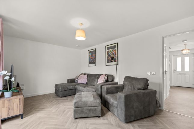 23 Young Road, East Calder, West Lothian photo 3