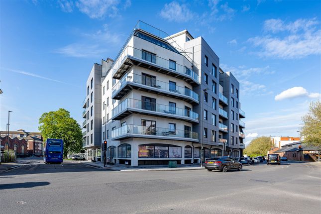 Flat for sale in Royal Crescent Apartments, Royal Crescent Road, Ocean Village