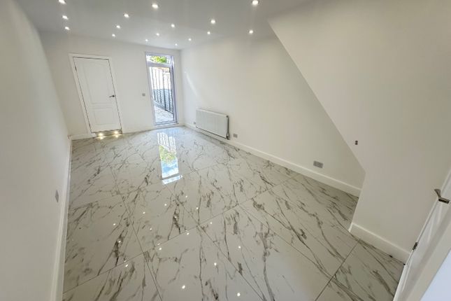 50 Ferndale Road, Luton, Bedfordshire photo 2