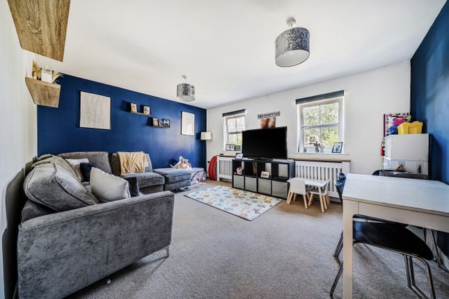 16, Reris Grange Close, Godalming photo 2