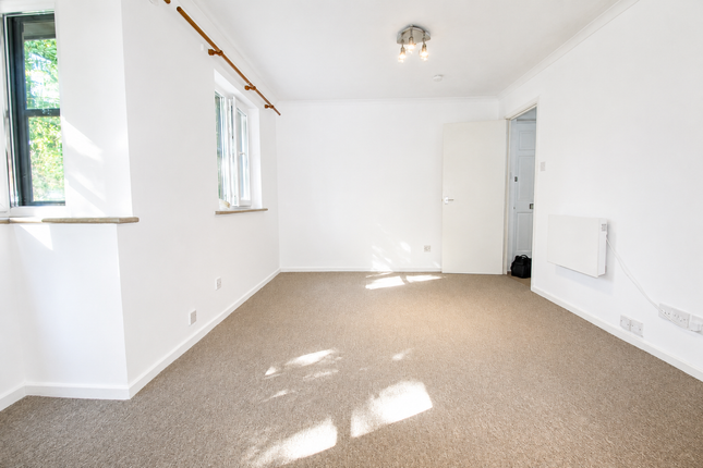 Falcon Way, Watford photo 5
