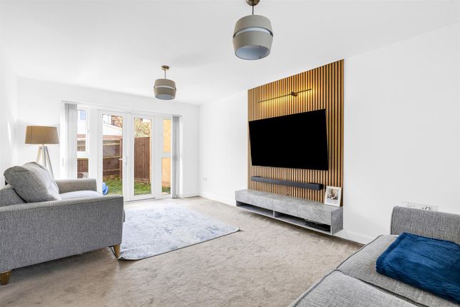 7, Appletree Way, Welwyn Garden City photo 2