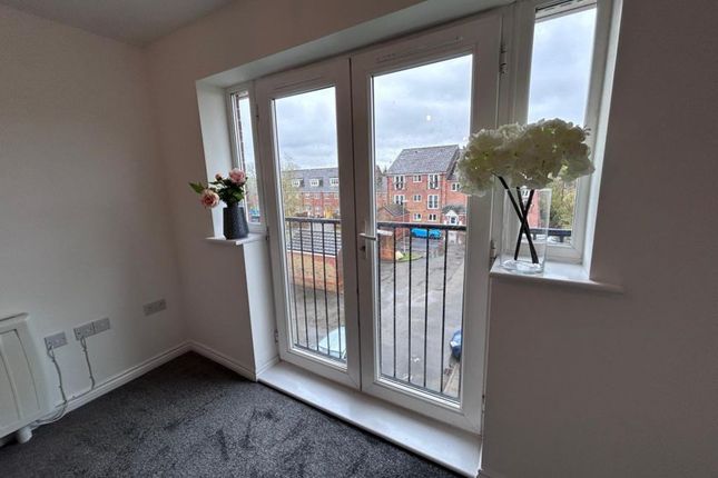 Flat to rent in Oakwood Grove, Radcliffe