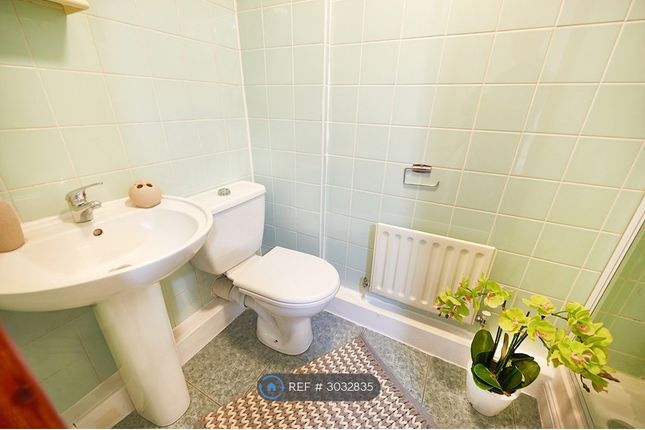 Ensuite, Millenium Court Cottam Avenue, Bradford photo 3