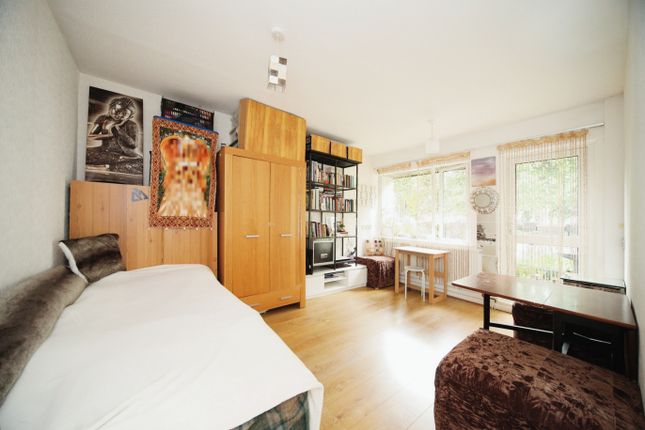 Flat for sale in Crawley Green Road, Luton, Bedfordshire