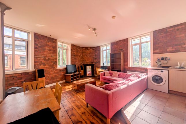 384, Manchester photo 2