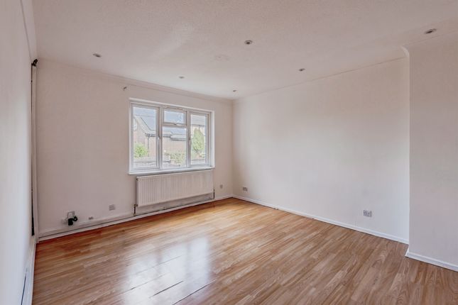 34, Cumbernauld Walk, CRAWLEY photo 2