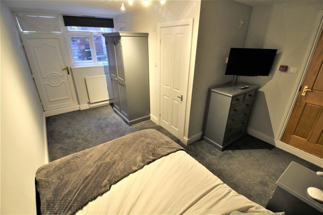 Room 2, 18, Estcourt Avenue, Leeds photo 2