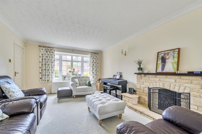 22, Dukes Wood, Crowthorne photo 3