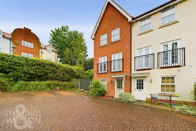 Thumbnail Town house for sale in Orchard Close, Eye