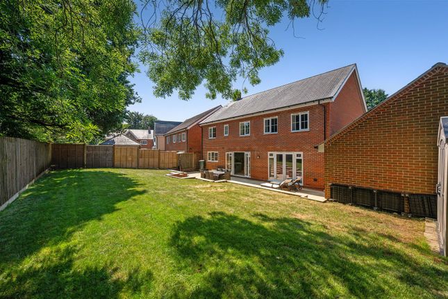 15, Ditch Acre Grove, Clanfield photo 2