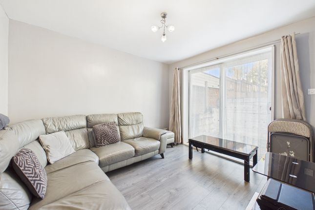 32 Hillview Road, High Wycombe photo 3