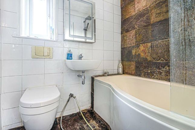 23, Waghorn Road, Harrow photo 3