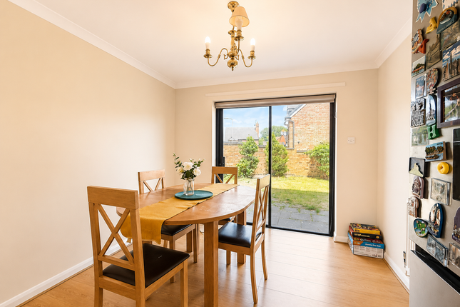 19, Elliot Close, Leicester photo 3