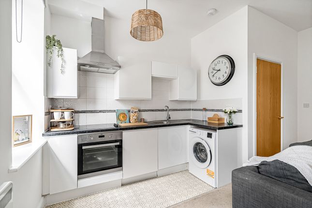 Flat 7, 21, Warple Way, London photo 3
