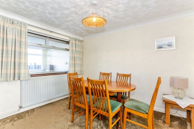 32, Hillcrest Close, Kettering photo 4