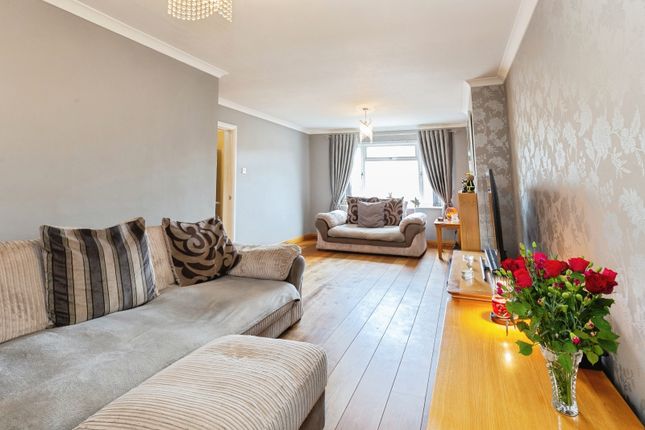 18, Douglas Road, Buckinghamshire photo 2