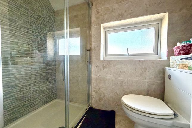 34, Priory Road, Chessington photo 4
