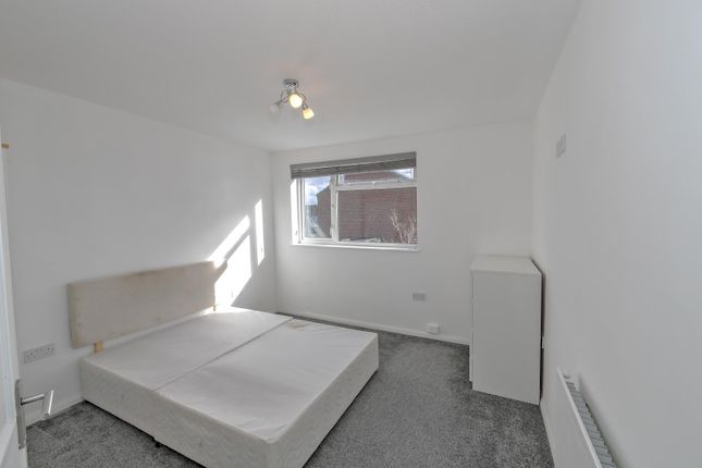 Terraced house to rent in Peregrine Road, Luton