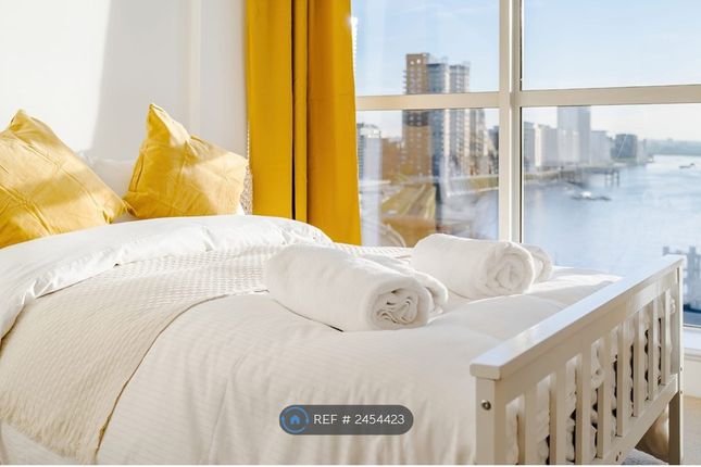 Apartment, Hanover House Westferry Circus, London photo 3