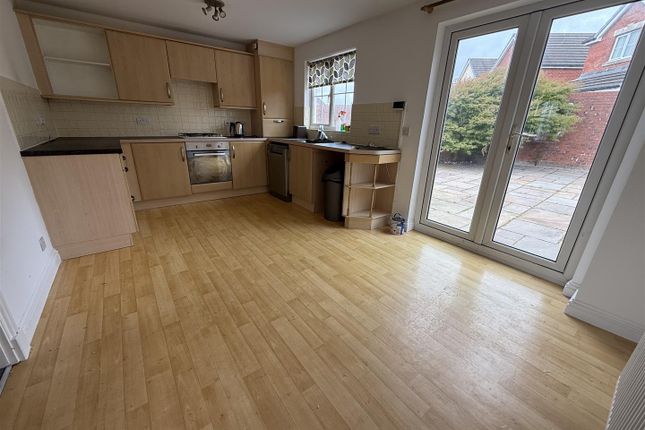 14, Clos Yr Ysgol, Llanelli photo 3