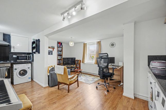 Flat 2, Dawson Court, Gillingham photo 2