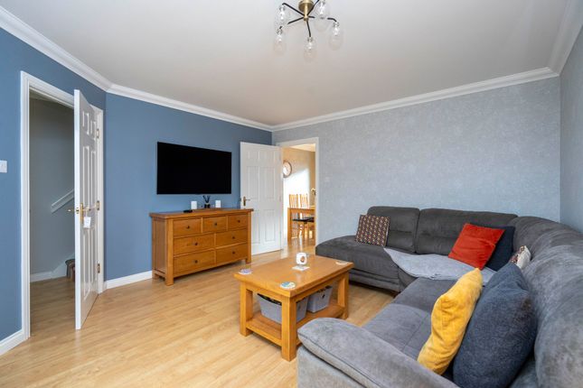 8 Acorn Drive, Alloa photo 3