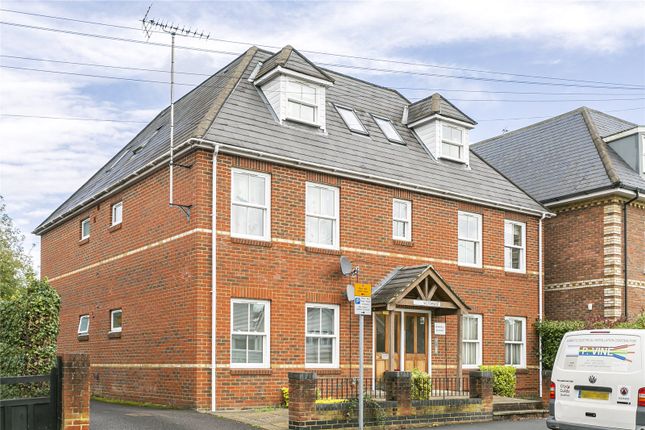 Thumbnail Flat to rent in Victoria Street, Englefield Green, Egham