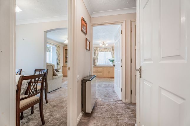 17, Pembroke Lodge, Stanmore photo 3
