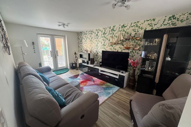 24 Bedivere Road, Crawley photo 2