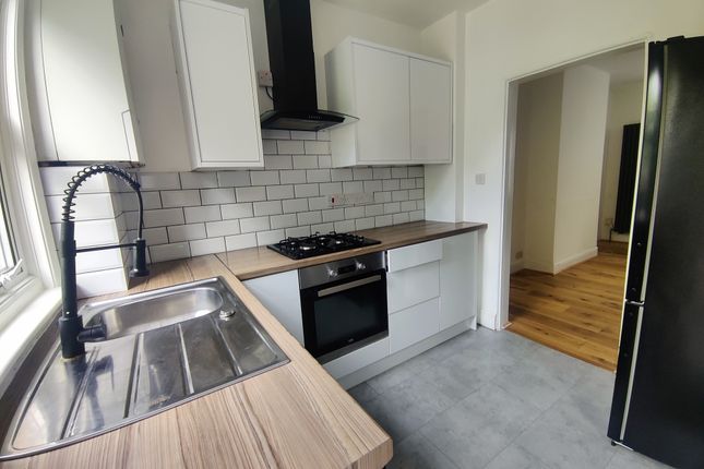 45 Risley Avenue, LONDON photo 2