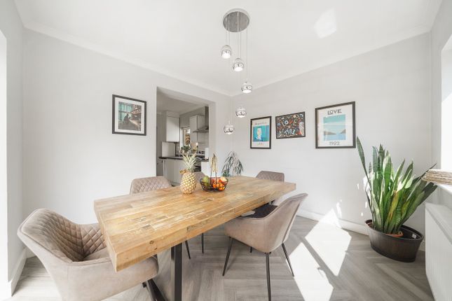 19, Walton Road, Bushey photo 3